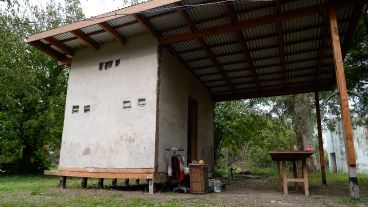 Del pisadero de barro a la bioconstrucción: La Carolina sumó un dormi para visitantes.