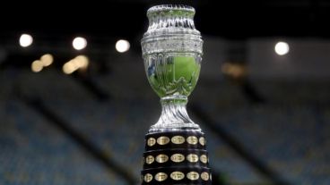 El trofeo que defiende Argentina en esta edición de la Copa América.