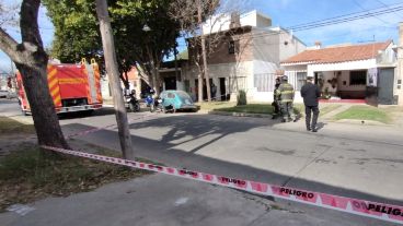 Los bomberos zapadores procedieron a limitar el acceso a la vivienda.