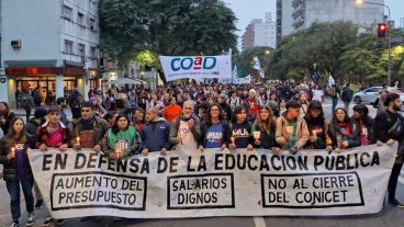 El retraso salarial docente lleva a que los gremios del sector planteen volver a salir a la calle.