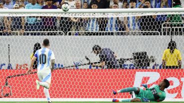 Messi pica el penal y la pelota da en el travesaño