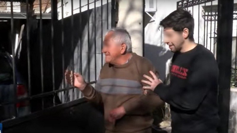 Oscar y su hijo en su casa de barrio Larrea, tras el susto del fin de semana.