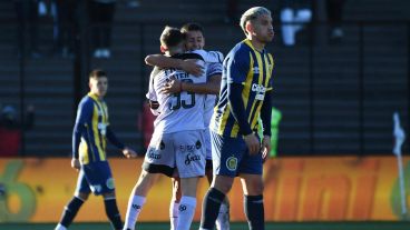 Barracas celebra el 1-0 de Candia y Copetti lo sufre en Vicente López.