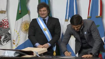 El momento en que Pullaro deja su firma en el Pacto de Mayo.