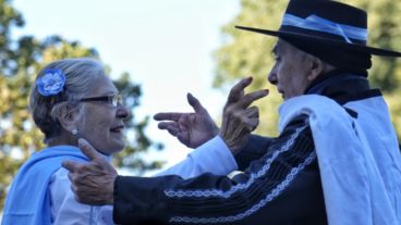 La celebración del Día de la Independencia en Rosario, frente al mástil de bulevar Oroño y avenida Lugones