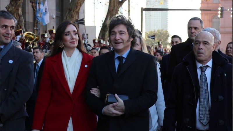 El presidente y la vice, juntos camino a la Catedral.