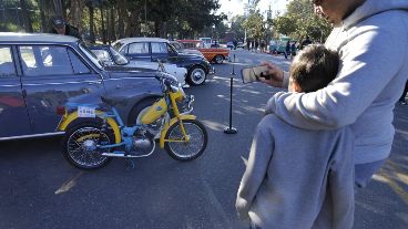 Exposición de vehículos antiguos y de colección en la celebración del Día de la Independencia en Rosario.