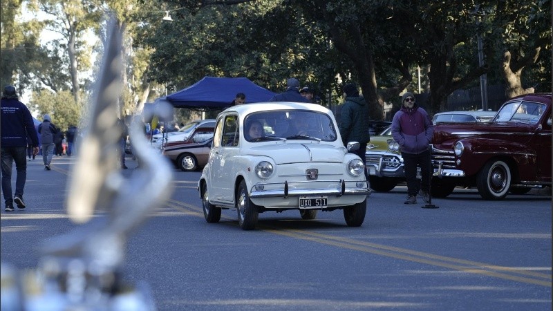 Exposición de vehículos antiguos y de colección en la celebración del Día de la Independencia en Rosario.