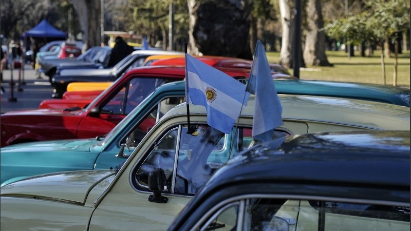 Exposición de vehículos antiguos y de colección en la celebración del Día de la Independencia en Rosario.