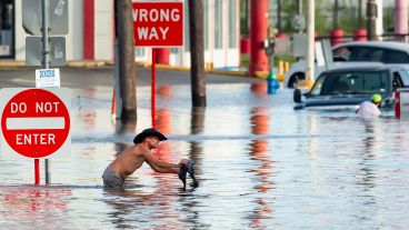 En Houston, un empleado civil del Departamento de Policía murió tras quedar atrapado en una inundación en una avenida.