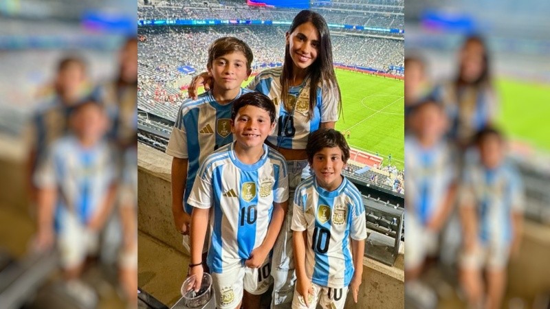 Antonela Rocuzzo junto a sus hijos: Ciro, Thiago y Mateo Messi.