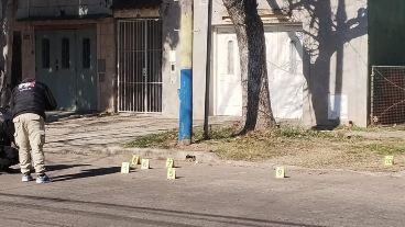 En la vereda se incautaron diez vainas servidas.