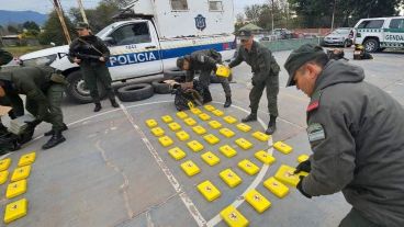 Un policía logró fugarse del lugar a los tiros.