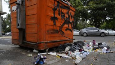 Contenedores rebasados, una postal que se repite en toda la ciudad.