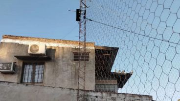 Ya no quedan reflectores en las columnas del María Madre de la Lata.