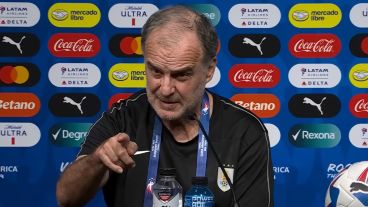 Bielsa, técnico de Uruguay, estalló contra la Conmebol.