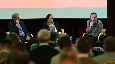 El ex presidente de Toyota, Daniel Herrero, la economista Mariana Dal Poggeto y el politólogo Sebastián Etchemendy debatiendo en Rosario