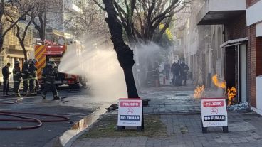 Bomberos y Litoral Gas trabajando en el lugar.