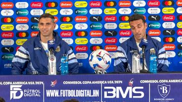 Scaloni y a su lado, la cábala de cada conferencia antes de una final.