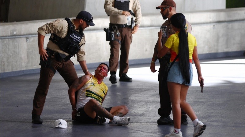 Un simpatizante colombiano detenido por la Policía y con una herida en la cabeza.