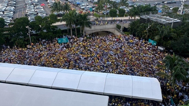 Miles de hinchas esperaban fuera del estadio; el inicio del partido se postergó.