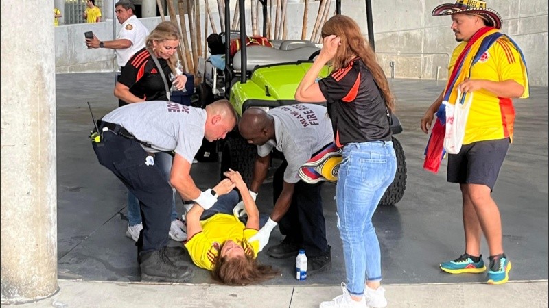 Una mujer es atendida luego de sufrir un desmayo en el estadio Hard Rock previo al partido final entre Argentina y Colombia .