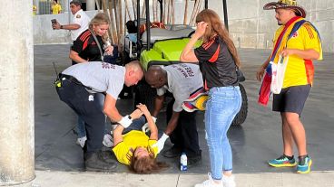 Una mujer es atendida luego de sufrir un desmayo en el estadio Hard Rock previo al partido final entre Argentina y Colombia .