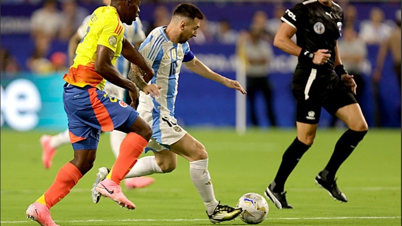 Messi encabeza un ataque de Argentina en el primer tiempo ante Colombia.