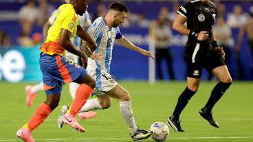 Messi encabeza un ataque de Argentina en el primer tiempo ante Colombia.