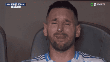 El momento en el que Messi lloraba en el banco de suplentes.