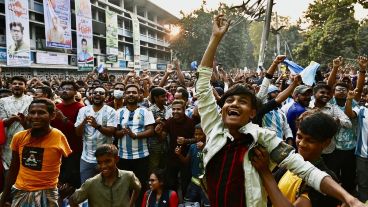 Las calles de Bangladesh se llenaron de banderas y camisetas albicelestes como en el Mundial de Qatar 2022.