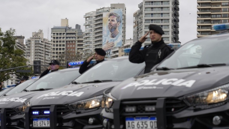 Los nuevos móviles fueron presentados frente al Monumento Nacional a la Bandera.