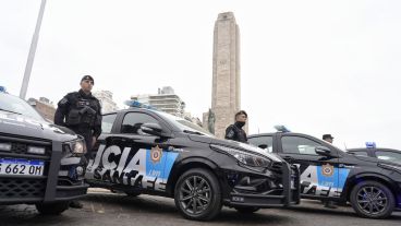 Los nuevos móviles fueron presentados frente al Monumento Nacional a la Bandera.