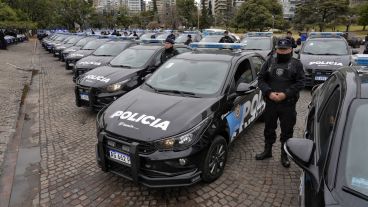 Los nuevos móviles fueron presentados frente al Monumento Nacional a la Bandera.