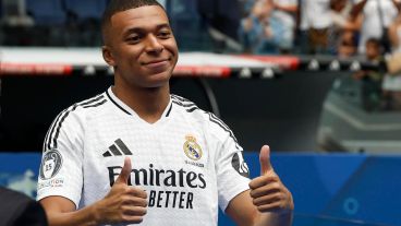 Pulgares arriba: Mbappé, feliz en su presentación en Madrid.