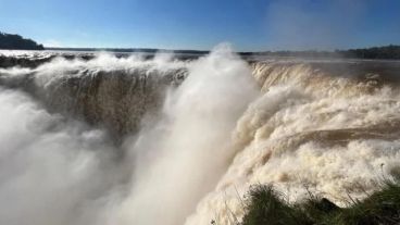 La Garganta del Diablo, el principal atractivo del Parque Nacional Iguazú, estaba cerrada al público desde hace nueve meses, tras los daños que causaron las torrenciales lluvias en octubre del año pasado.