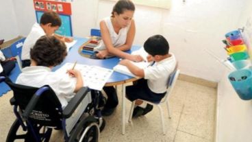 La inclusión educativa requiere de recursos humanos y materiales adicionales.