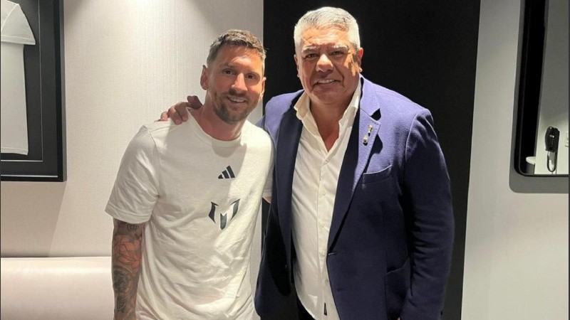 Lionel Messi y Claudio Tapia, capitán de Argentina y presidente de la AFA.