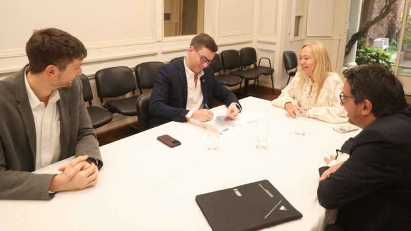 María Cecilia Vranicich y Daniel Di Lena en la firma del convenio.