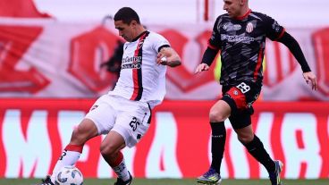 Velázquez despeja una pelota en el primer tiempo.