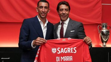 Di María junto a Rui Costa, el presidente del Benfica.