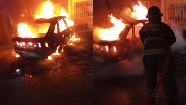 El Renault Laguna prendido fuego en zona sur.