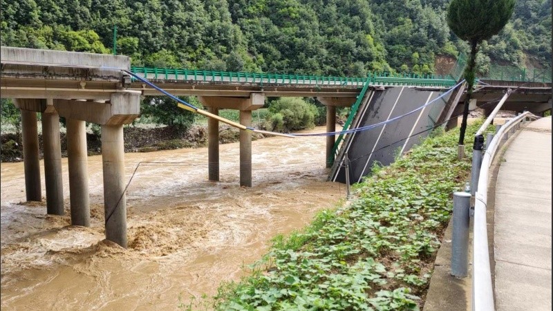 El lugar del derrumbe de un puente en el condado de Zhashui, en la ciudad de Shangluo, provincia de Shaanxi, en el noroeste de China.