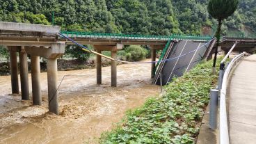 El lugar del derrumbe de un puente en el condado de Zhashui, en la ciudad de Shangluo, provincia de Shaanxi, en el noroeste de China.