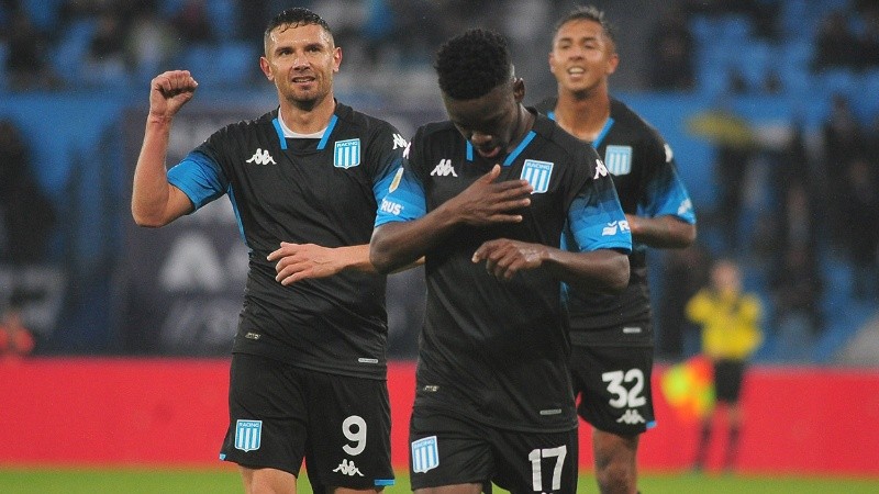 Los goleadores Carbonero y Martínez celebran la victoria en el Cilindro.