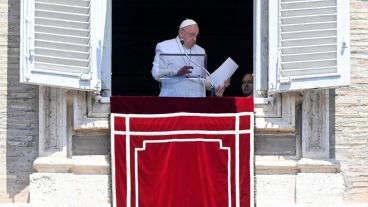 Francisco reza el Ángelus cada domingo desde la ventana de su oficina.