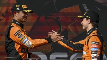 Oscar Piastri y Lando Norris se saludan luego de la carrera.