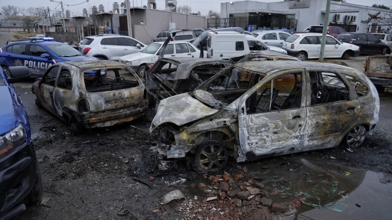 Así quedaron los autos quemados frente a la comisaría.