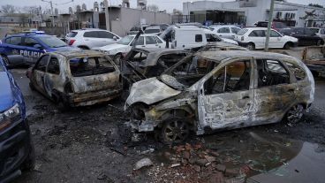 Así quedaron los autos quemados frente a la comisaría.