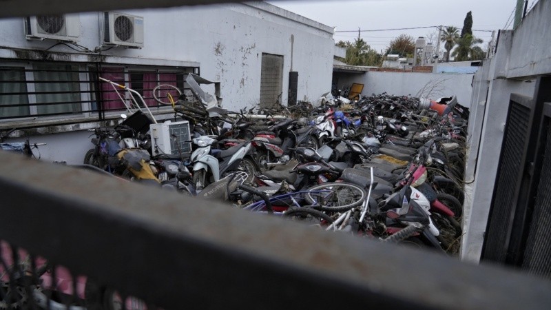 El cementerio de motos y bicicletas adentro de la seccional.